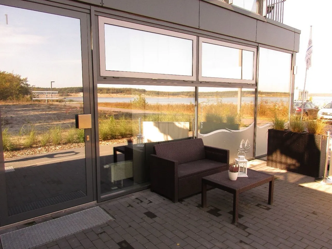 Terrasse am Wasser mit Blick über den See