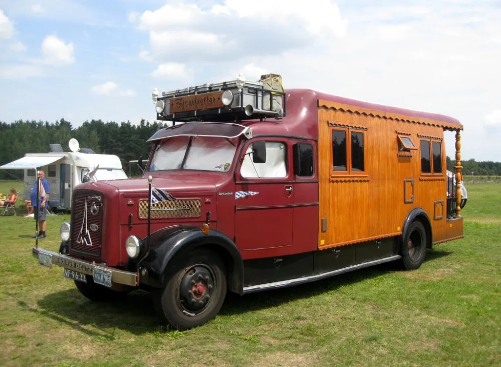 Wohnmobile und Caravans auf der Stellplatzwiese am Geierswalder See