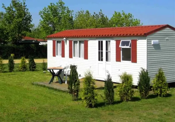 Mobilheim Seenland mit Terrasse und Rasenfläche